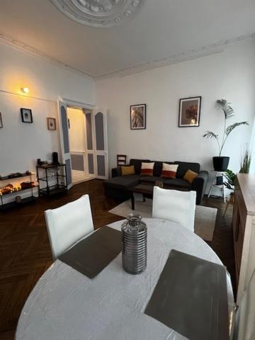 Le St Pierre Face Au Chateau Appart In Nantes Exterior photo